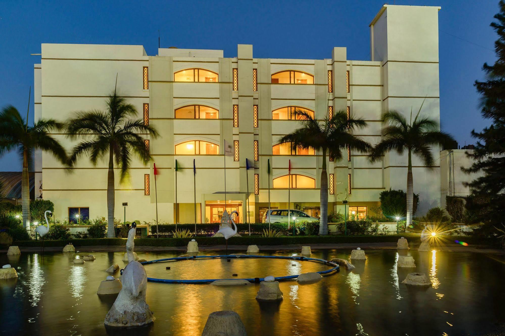 Quality Inn Palms Gāndhīdhām Dış mekan fotoğraf