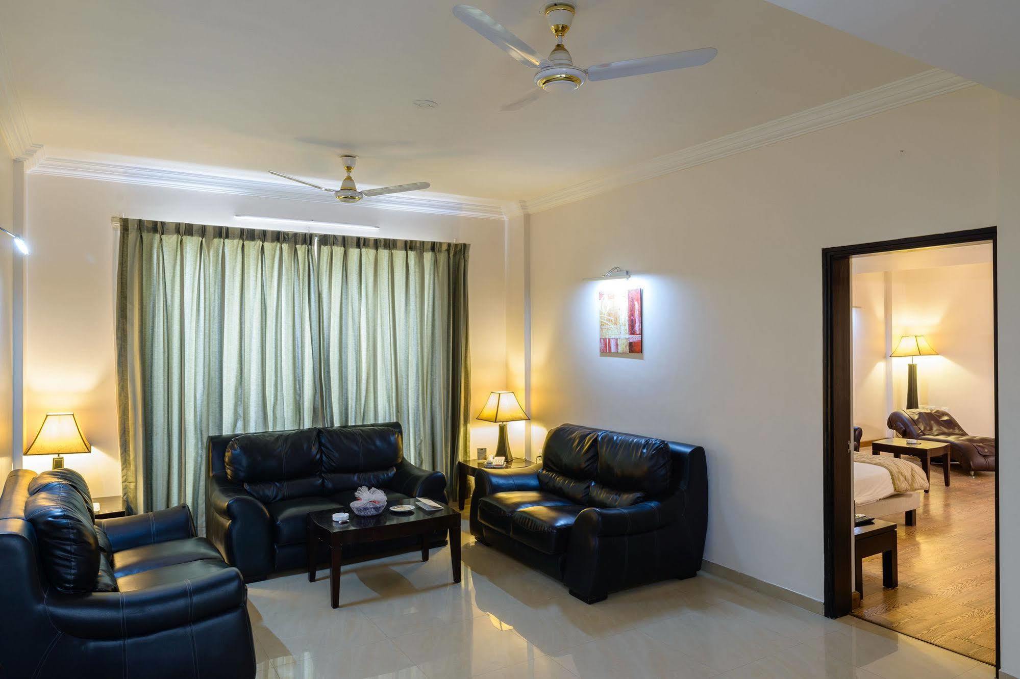 Quality Inn Palms Gāndhīdhām Dış mekan fotoğraf