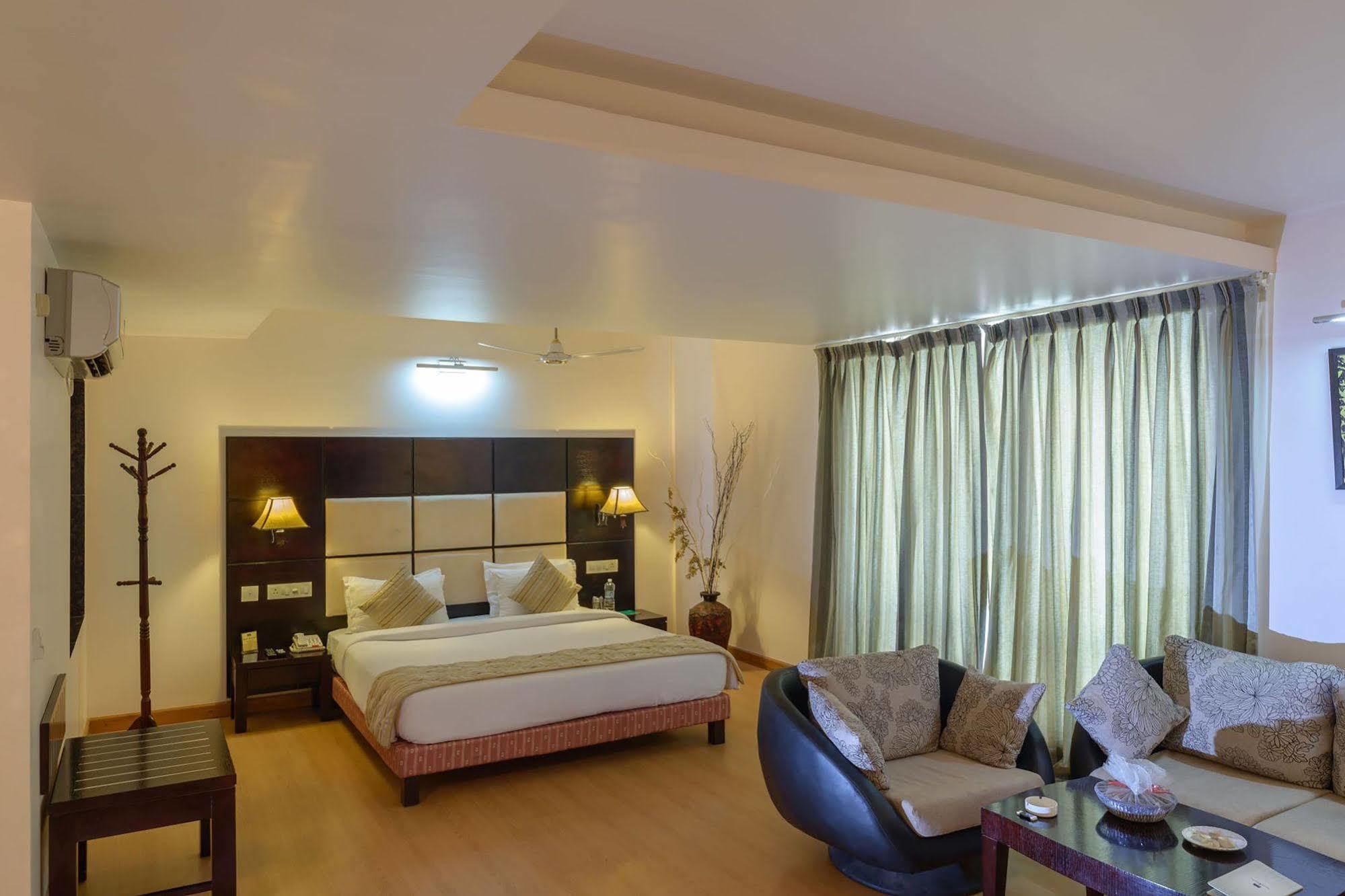 Quality Inn Palms Gāndhīdhām Dış mekan fotoğraf