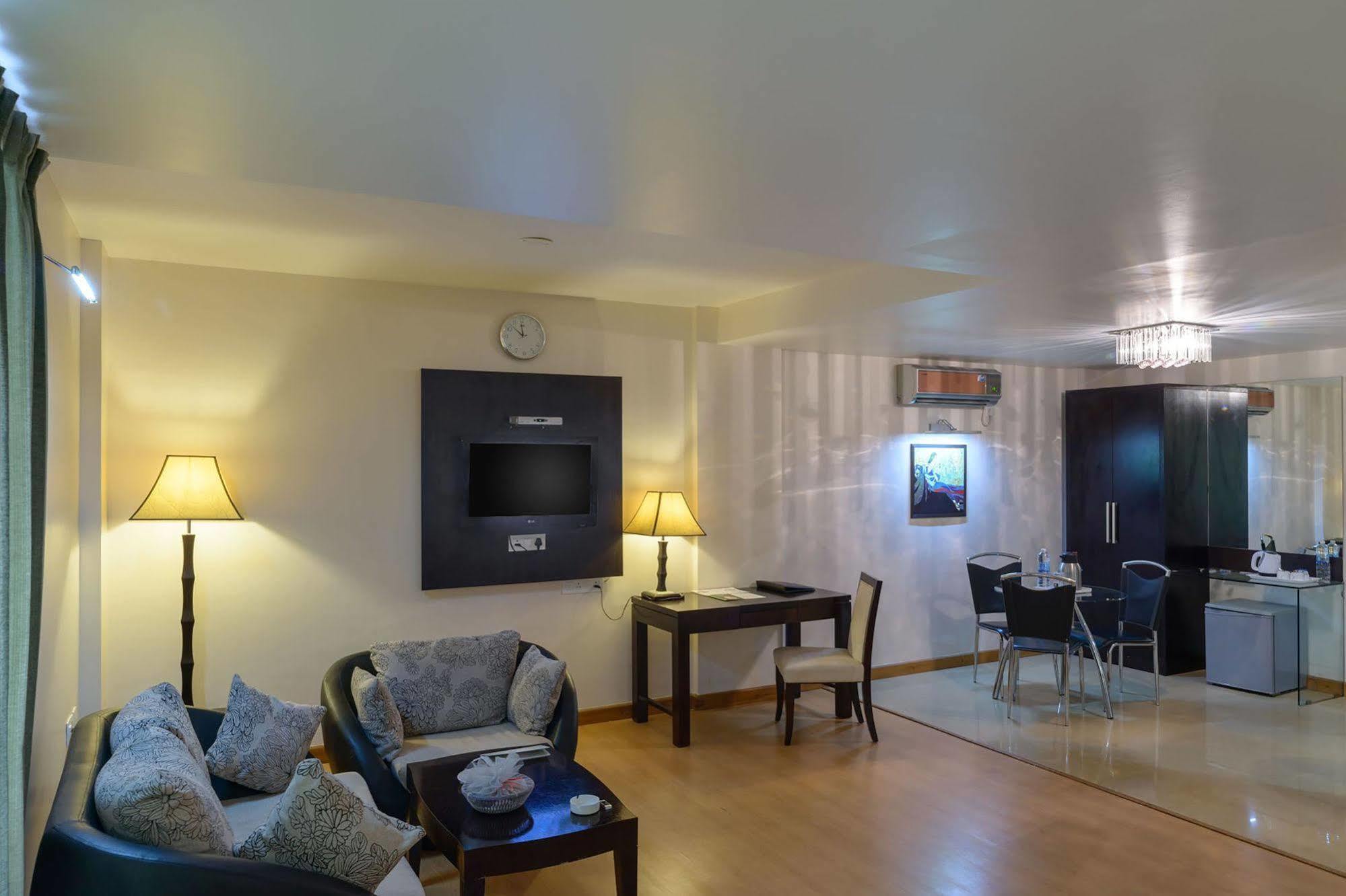 Quality Inn Palms Gāndhīdhām Dış mekan fotoğraf