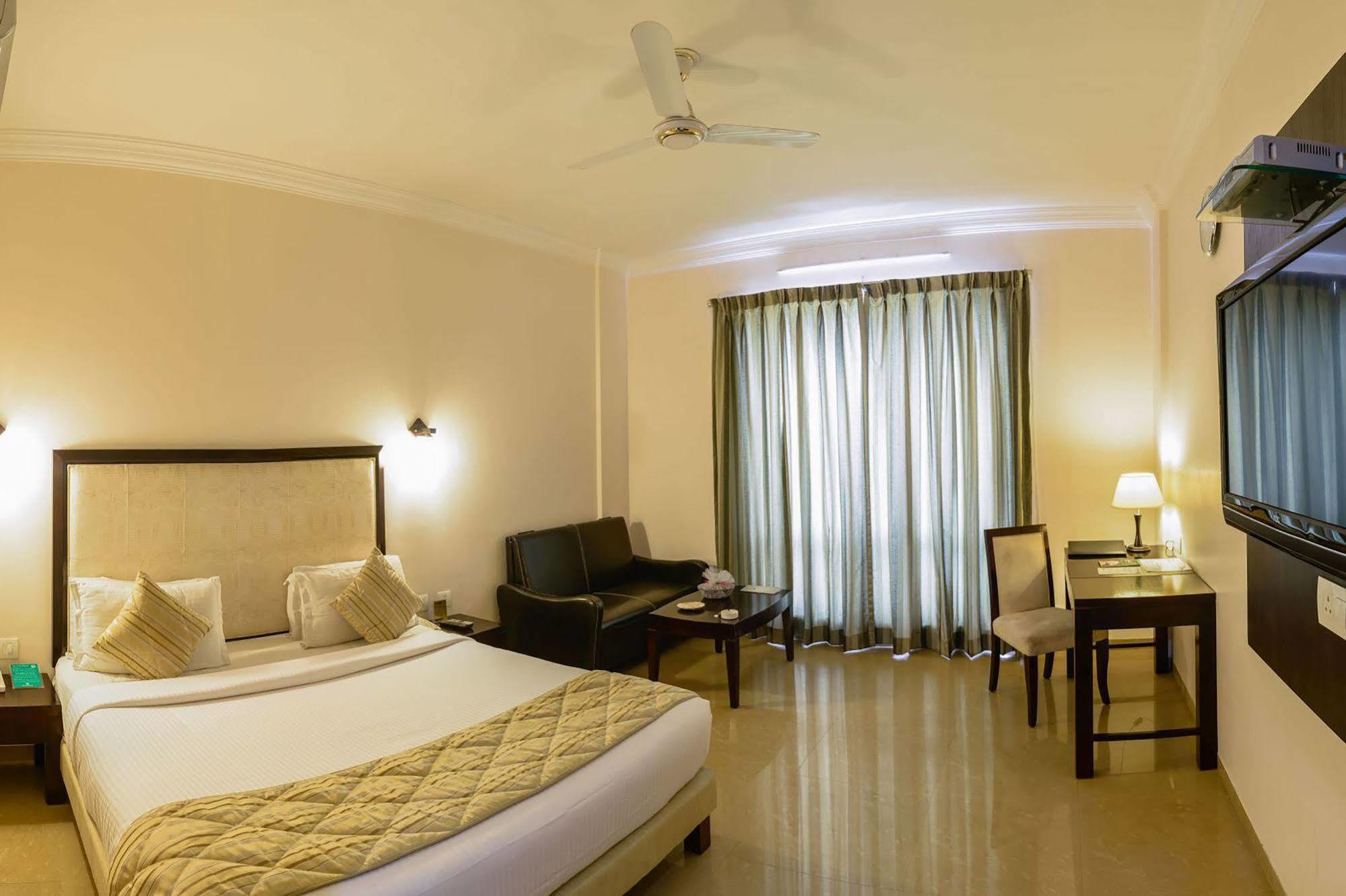 Quality Inn Palms Gāndhīdhām Dış mekan fotoğraf