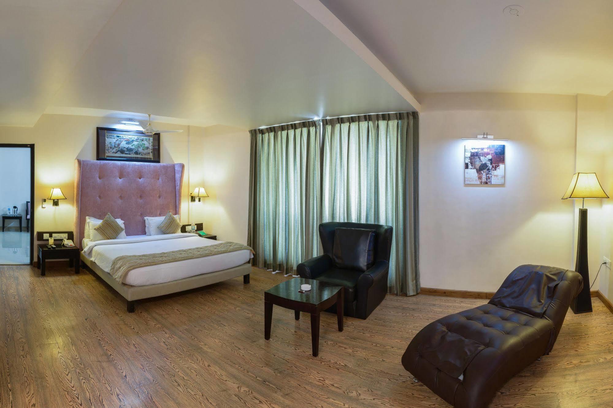Quality Inn Palms Gāndhīdhām Dış mekan fotoğraf