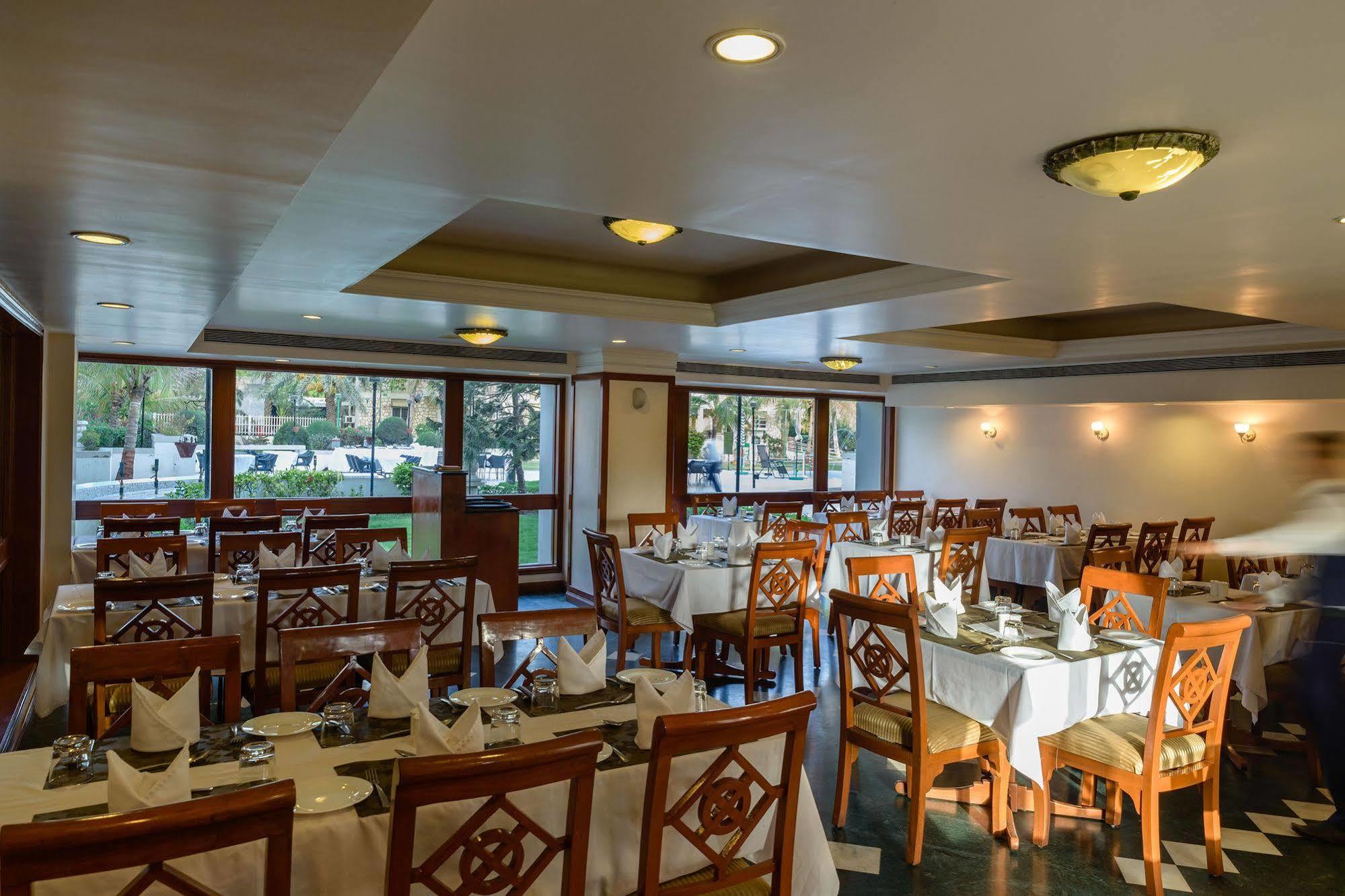 Quality Inn Palms Gāndhīdhām Dış mekan fotoğraf