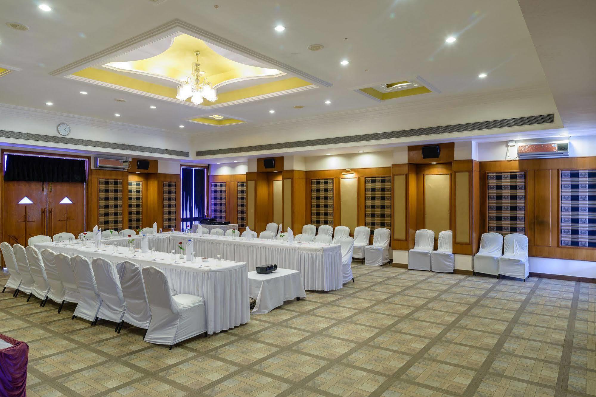 Quality Inn Palms Gāndhīdhām Dış mekan fotoğraf