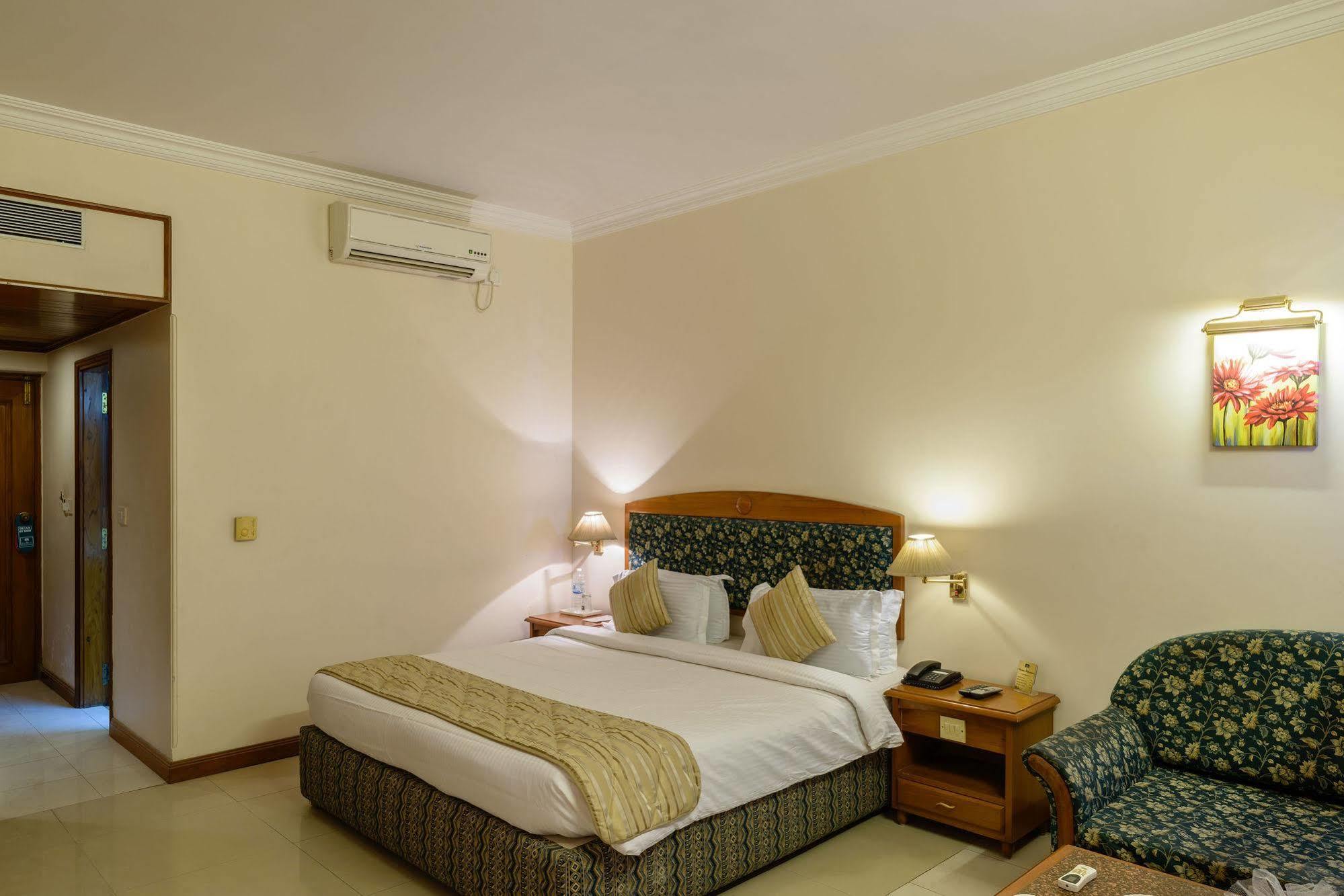 Quality Inn Palms Gāndhīdhām Dış mekan fotoğraf