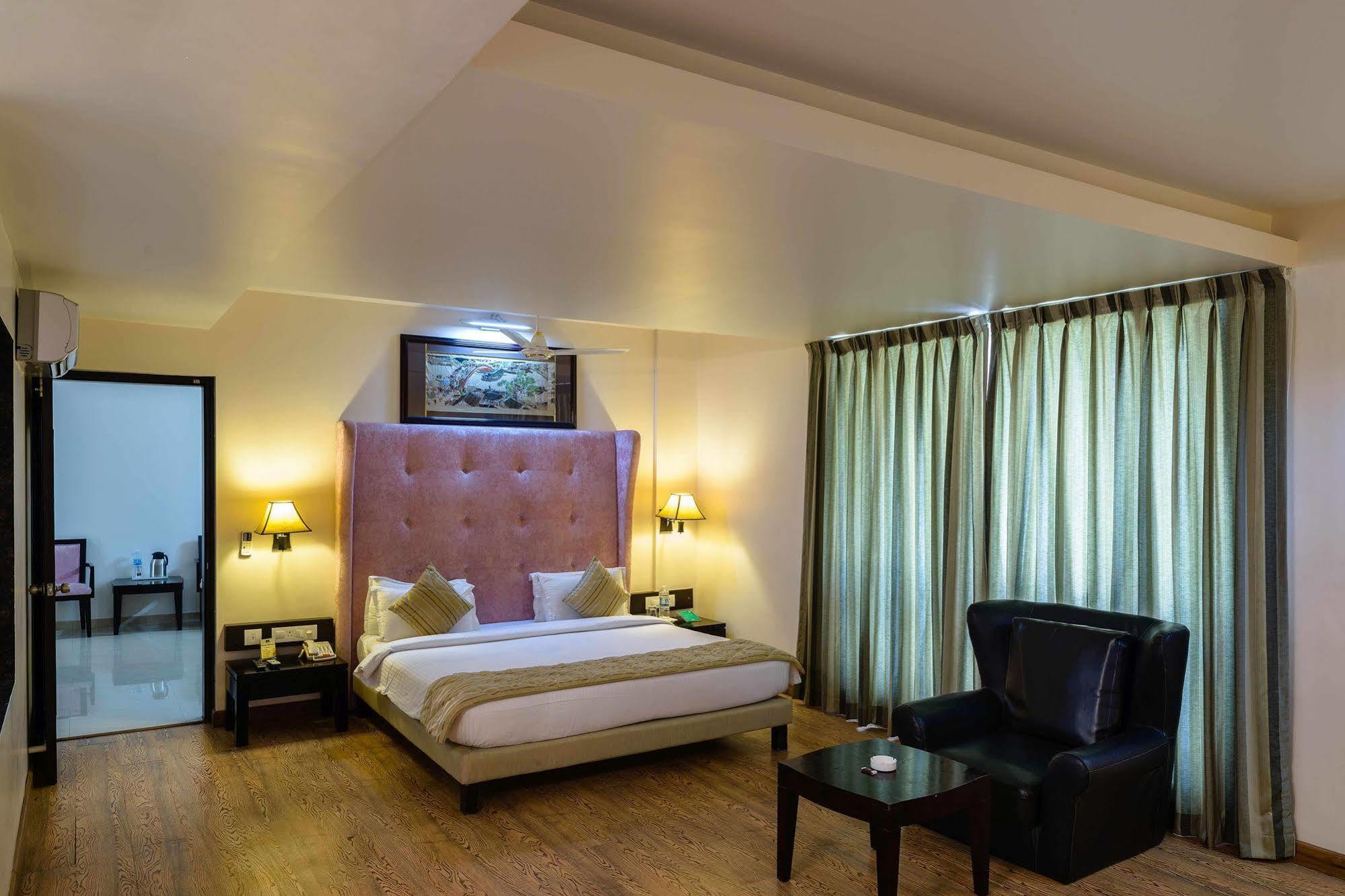 Quality Inn Palms Gāndhīdhām Dış mekan fotoğraf