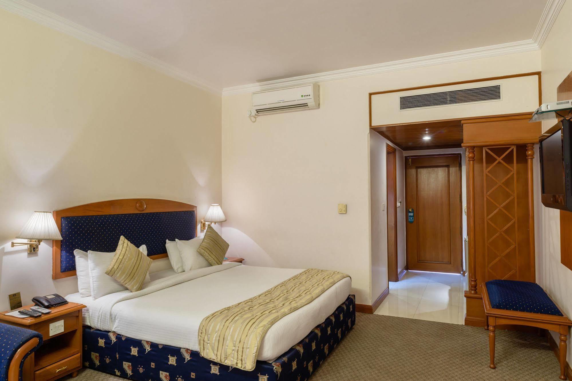 Quality Inn Palms Gāndhīdhām Dış mekan fotoğraf