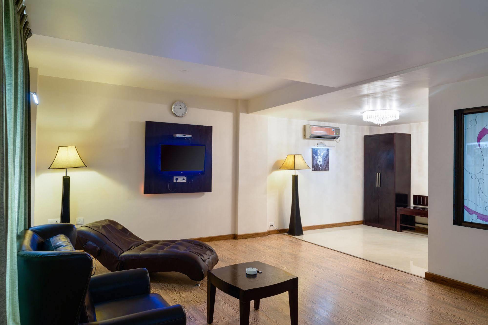 Quality Inn Palms Gāndhīdhām Dış mekan fotoğraf