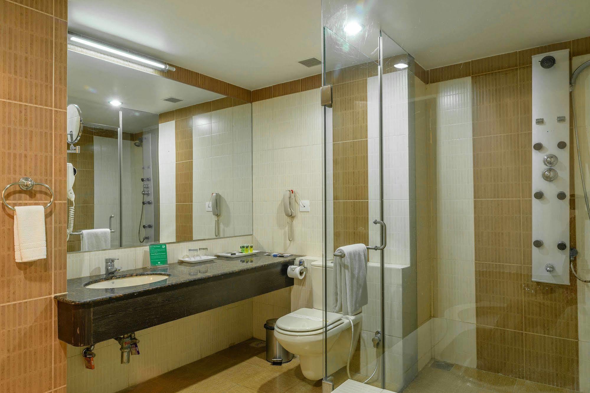 Quality Inn Palms Gāndhīdhām Dış mekan fotoğraf
