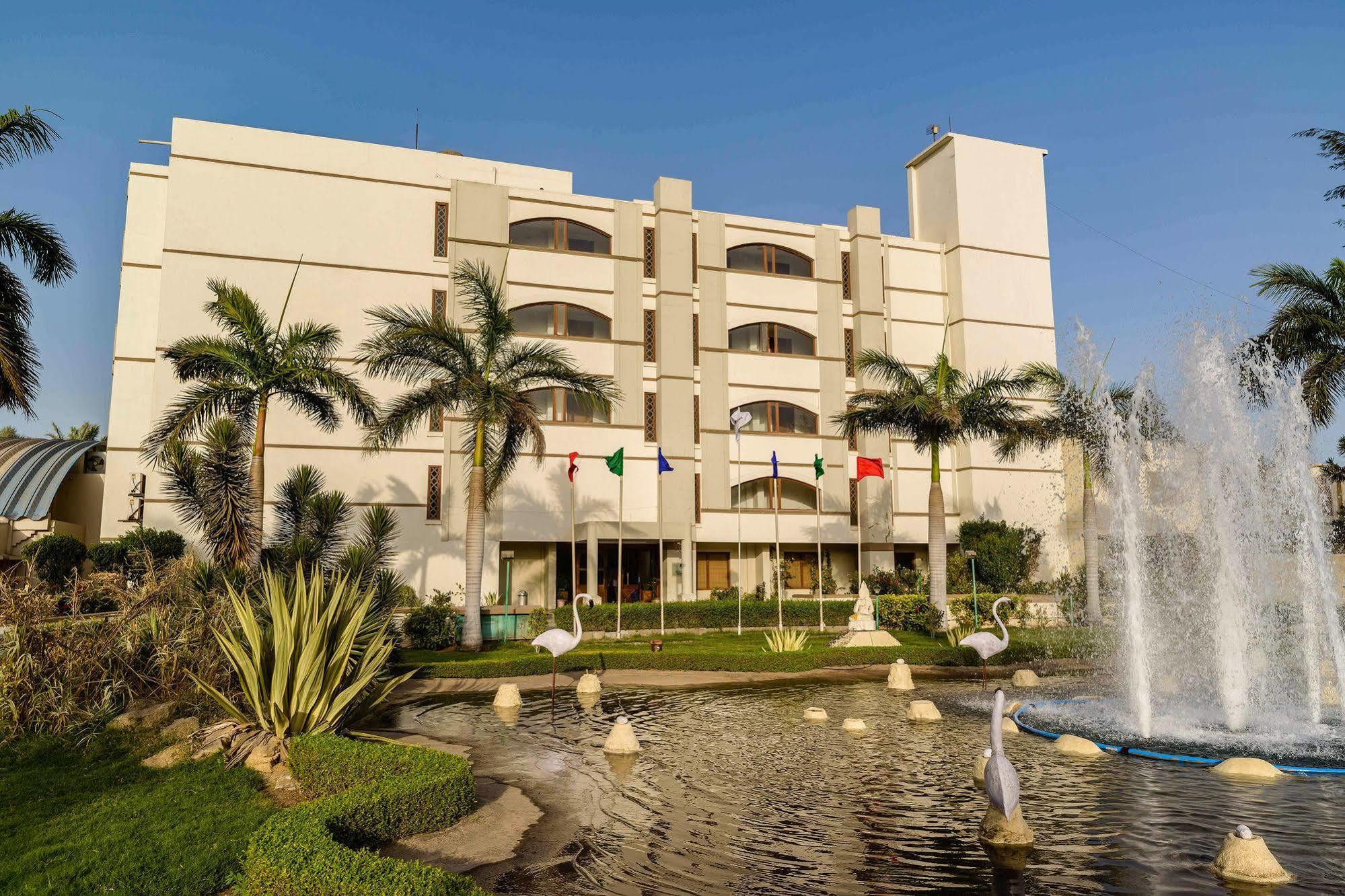 Quality Inn Palms Gāndhīdhām Dış mekan fotoğraf